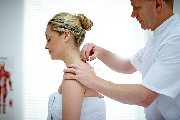What does an acupuncturist do